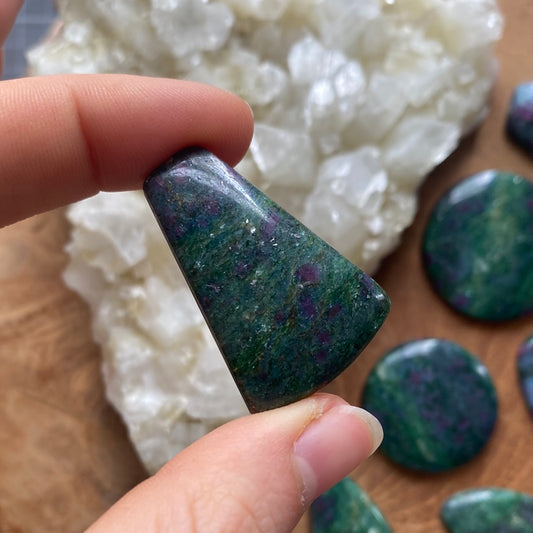 Rubin in fuchsit / Kyanit Cabochon ~ 10AO