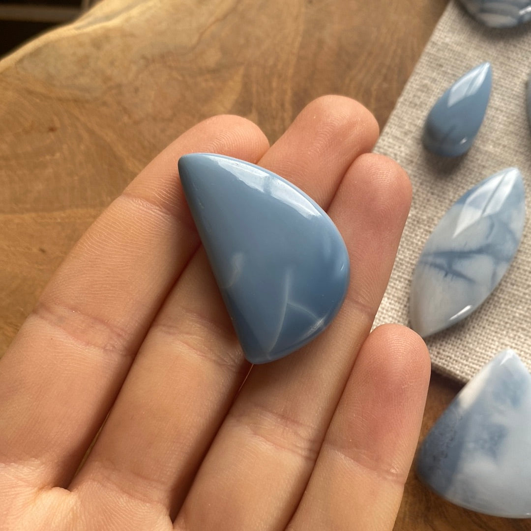 Blauer Opal Cabochon ~ AJ