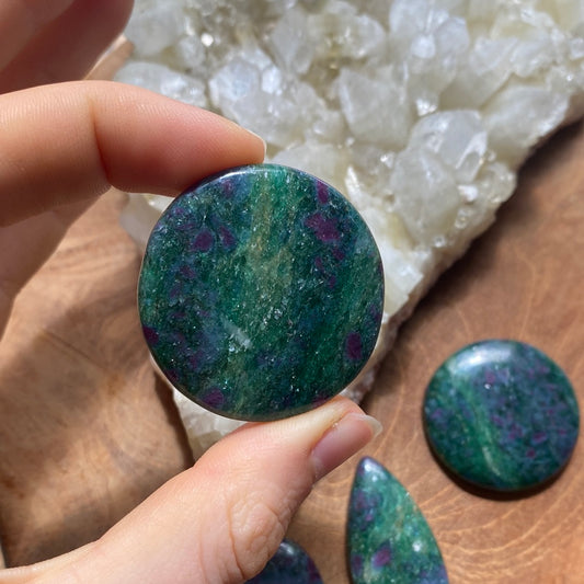 Rubin in fuchsit / Kyanit Cabochon ~ 18AD