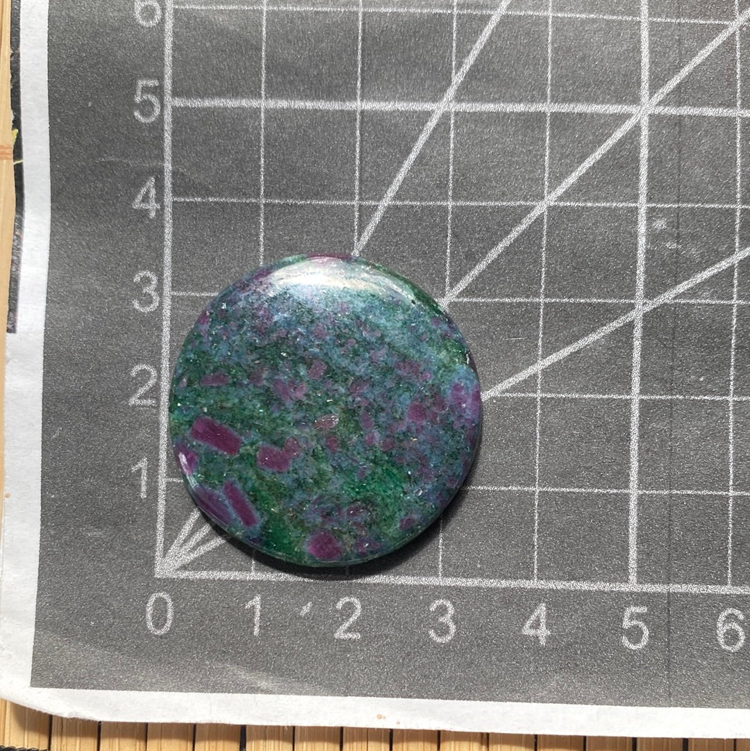 Rubin in fuchsit / Kyanit Cabochon ~ 13ACC