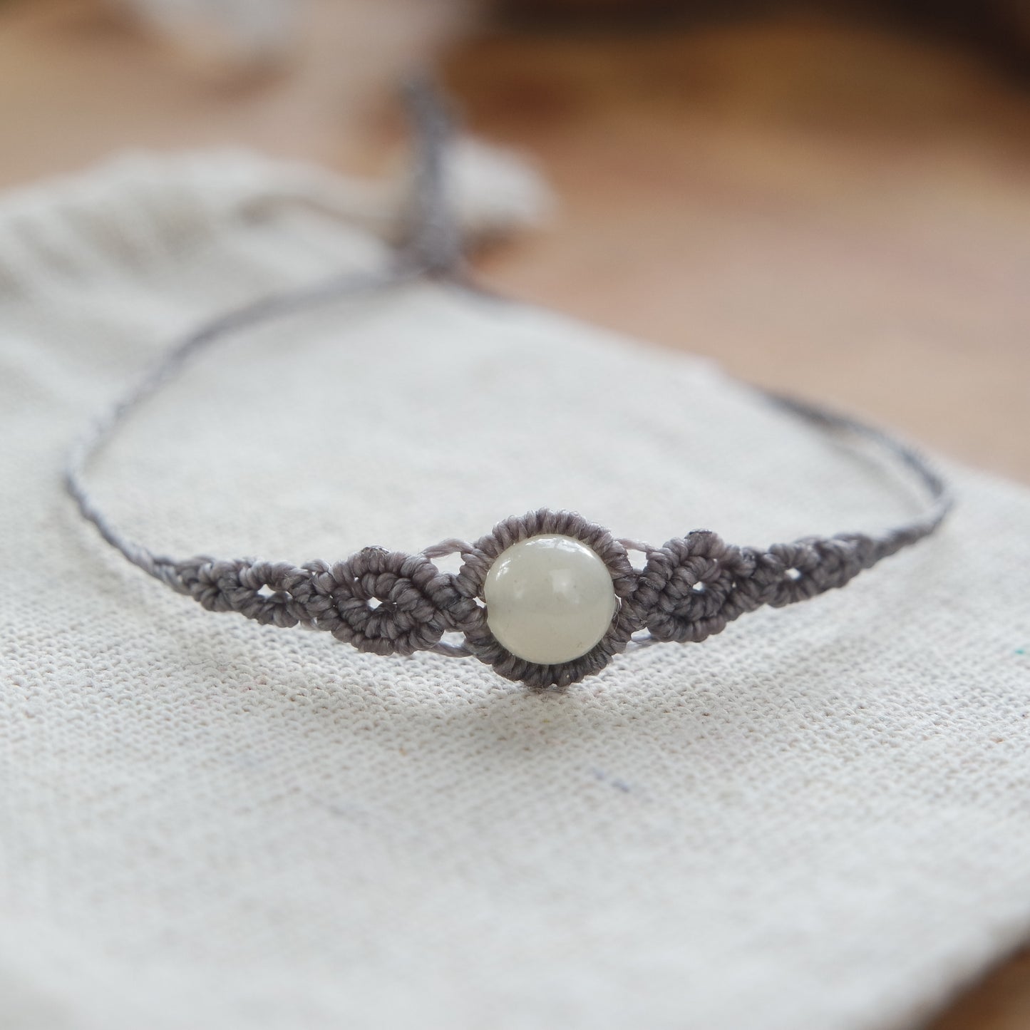 Grauer Mondstein Makramee Armband OhneMETALL