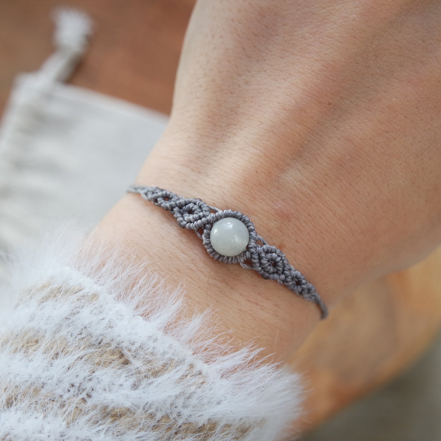 Grauer Mondstein Makramee Armband OhneMETALL