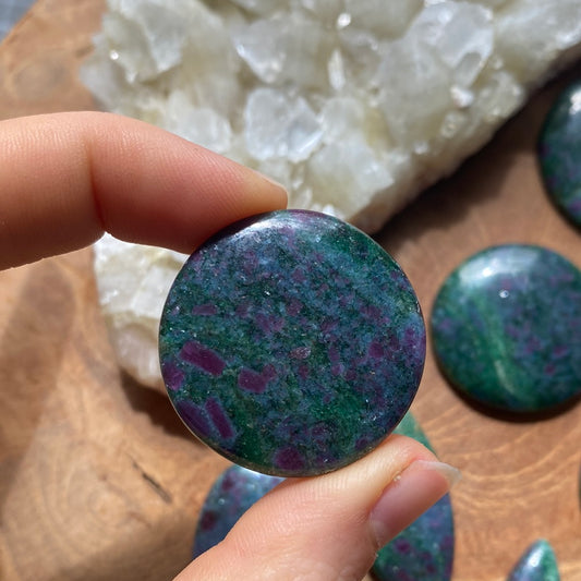 Rubin in fuchsit / Kyanit Cabochon ~ 13ACC