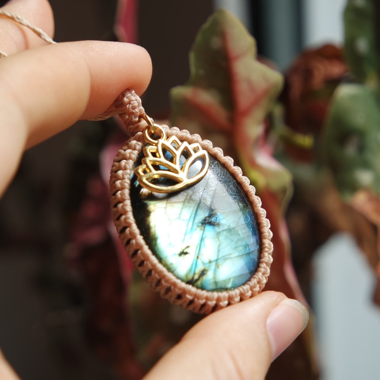 Labradorit Kette mit einem Lotus Anhänger