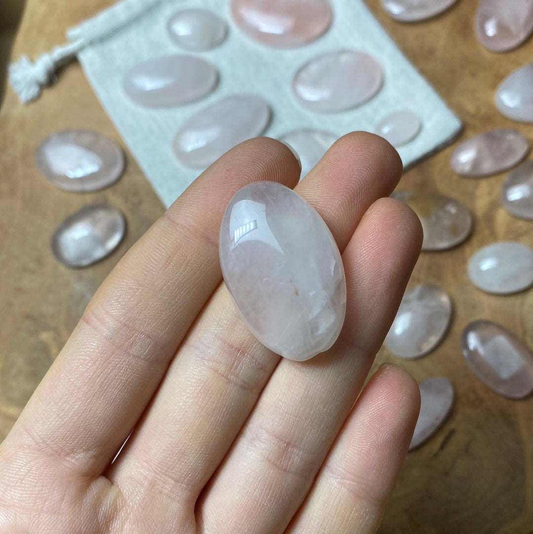 Rosenquarz Cabochon oval ~ AB6