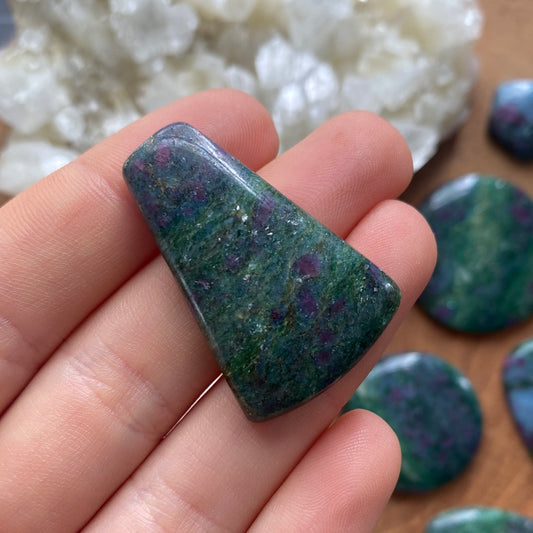 Rubin in fuchsit / Kyanit Cabochon ~ 10AO