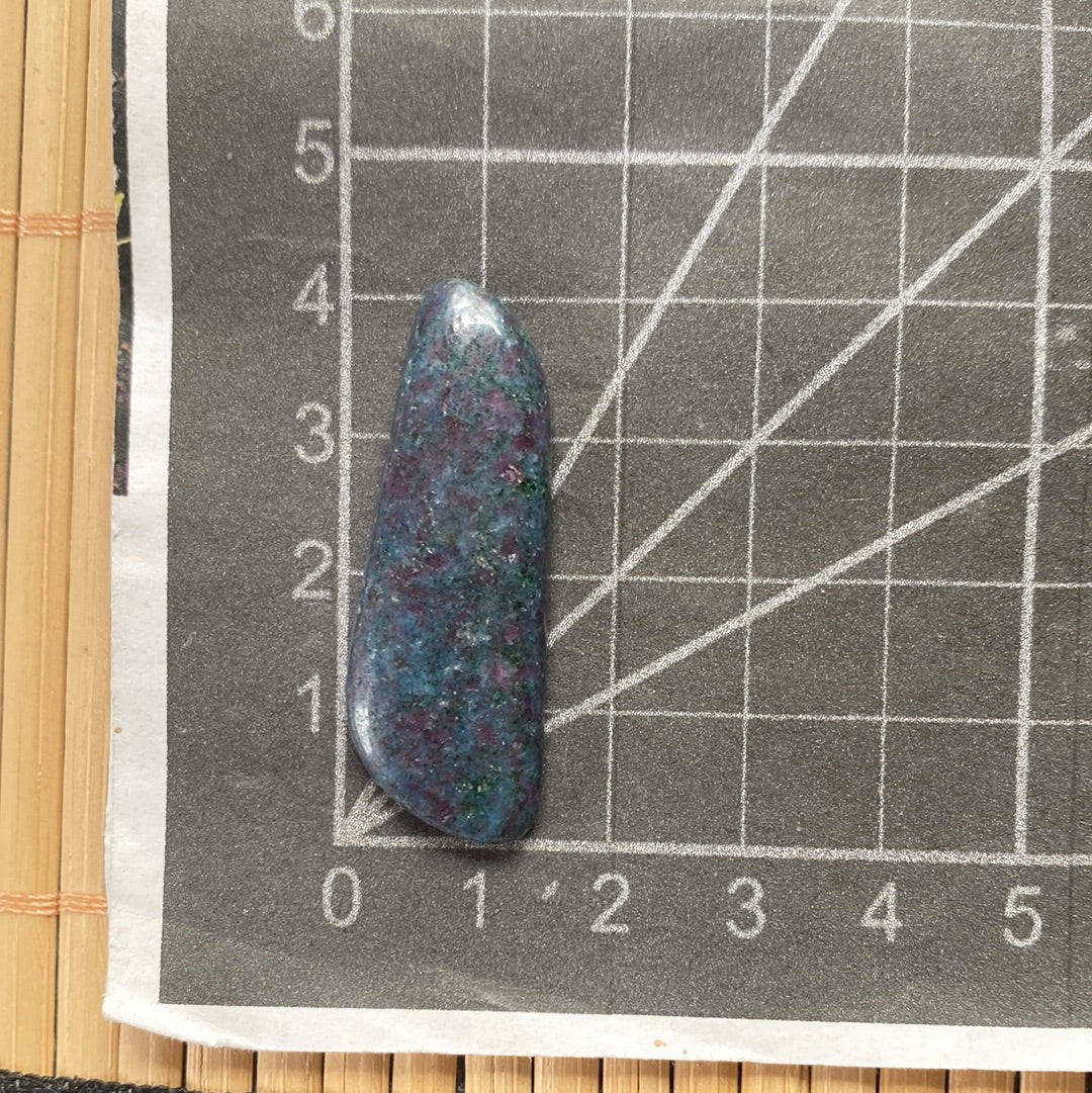 Rubin in fuchsit / Kyanit Cabochon ~ 7AP