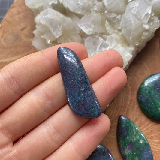 Rubin in fuchsit / Kyanit Cabochon ~ 7AP