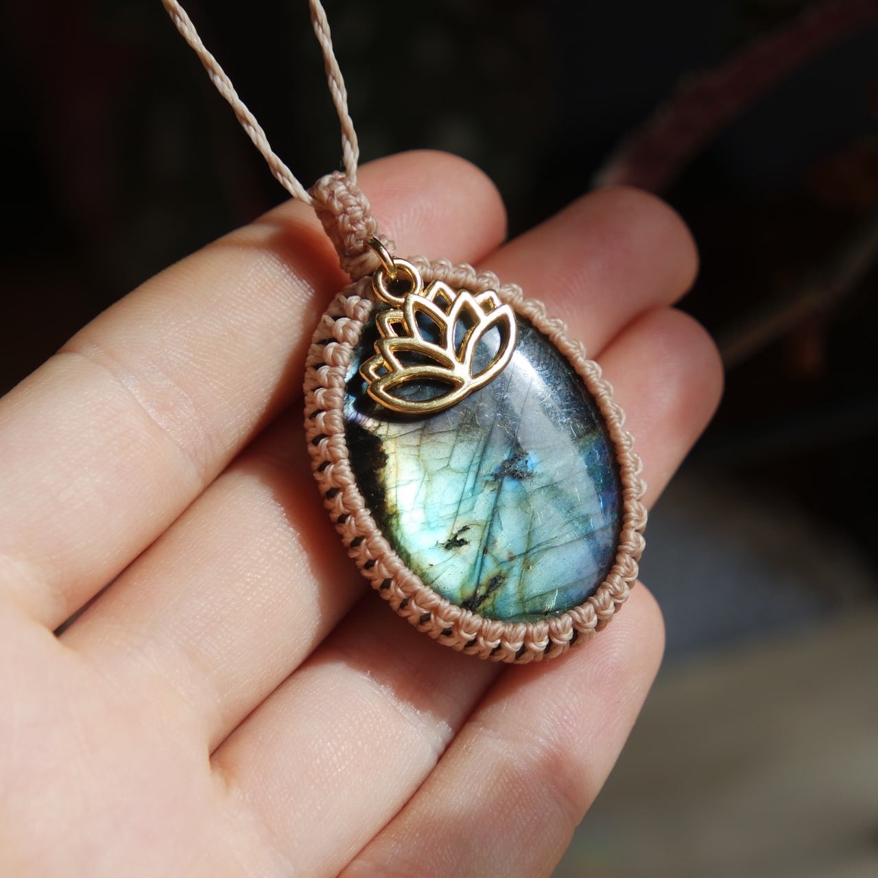Labradorit Kette mit einem Lotus Anhänger