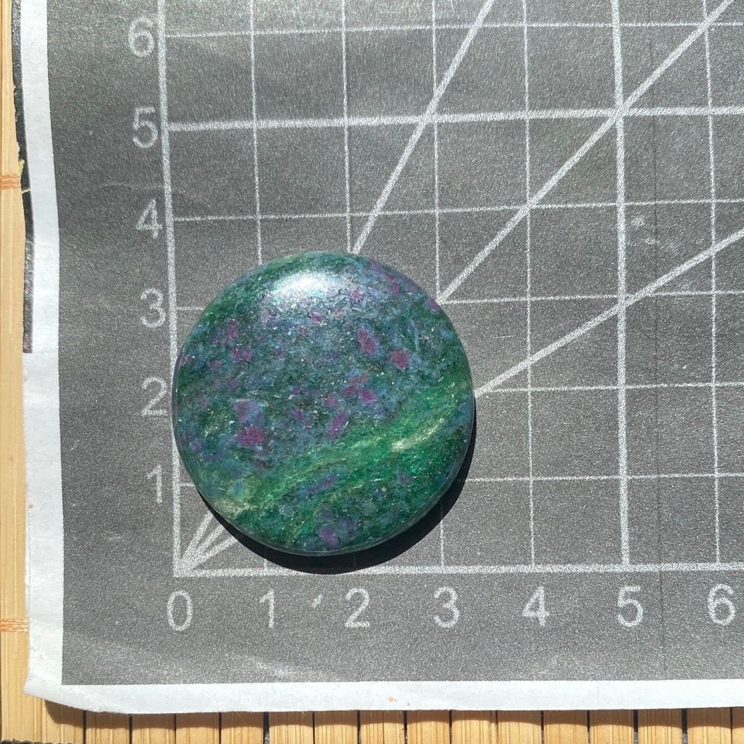 Rubin in fuchsit / Kyanit Cabochon ~ 17AF