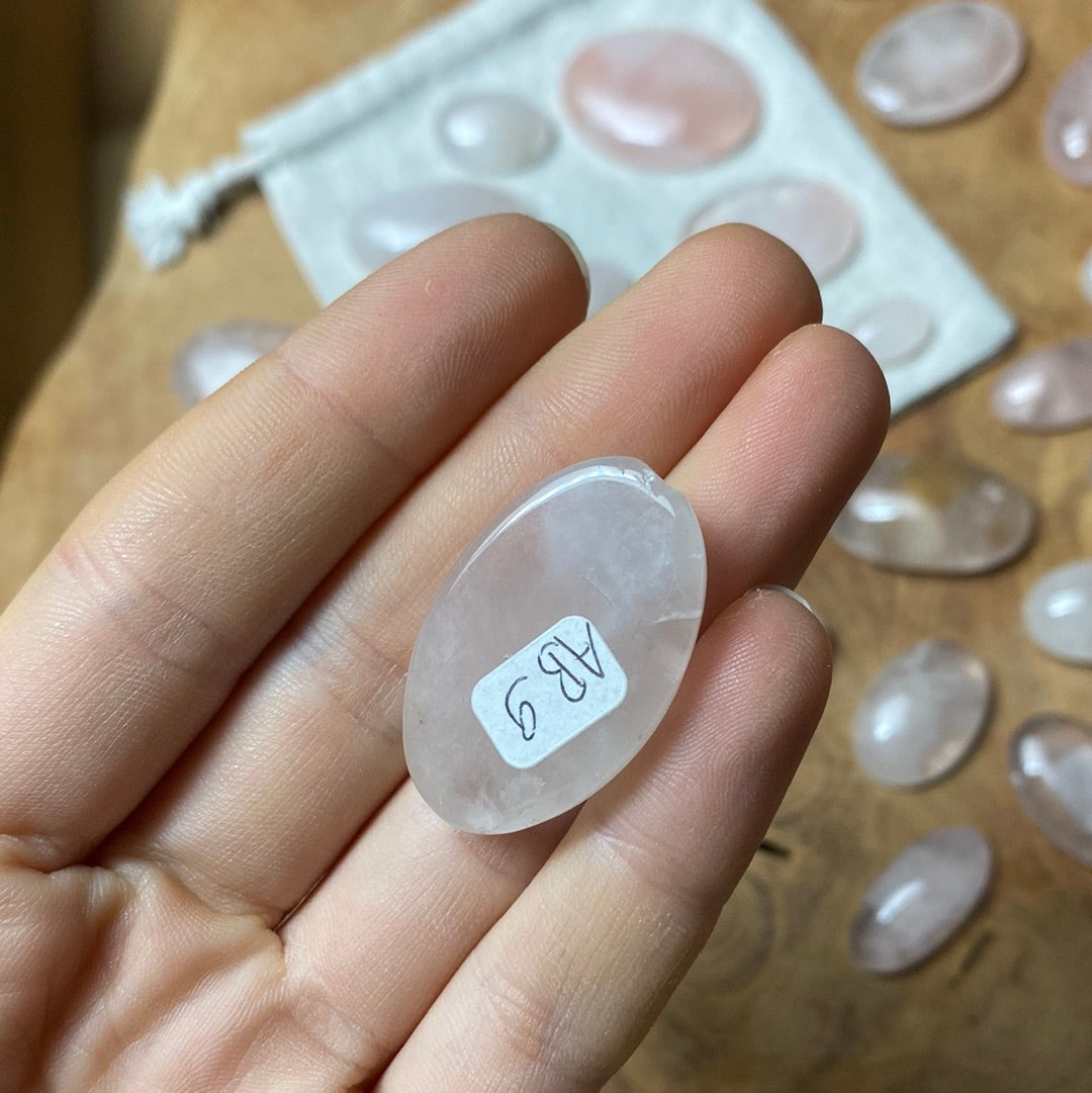 Rosenquarz Cabochon oval ~ AB6