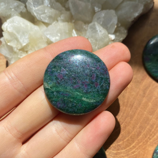 Rubin in fuchsit / Kyanit Cabochon ~ 17AF