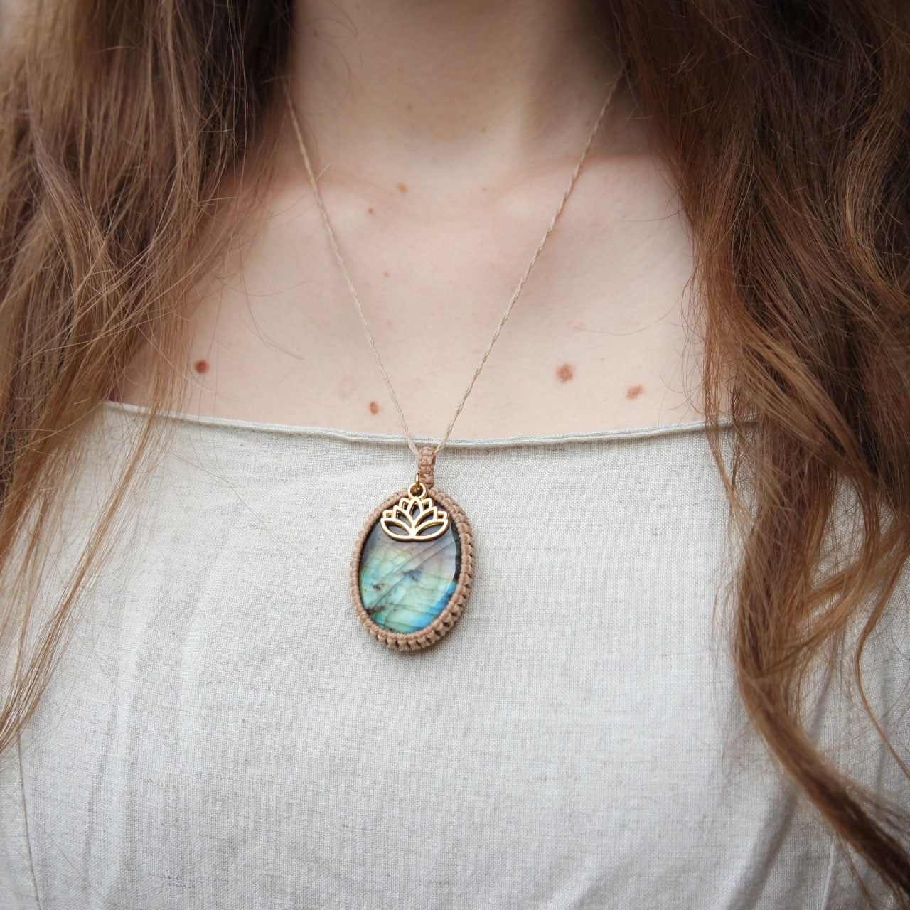 Labradorit Kette mit einem Lotus Anhänger
