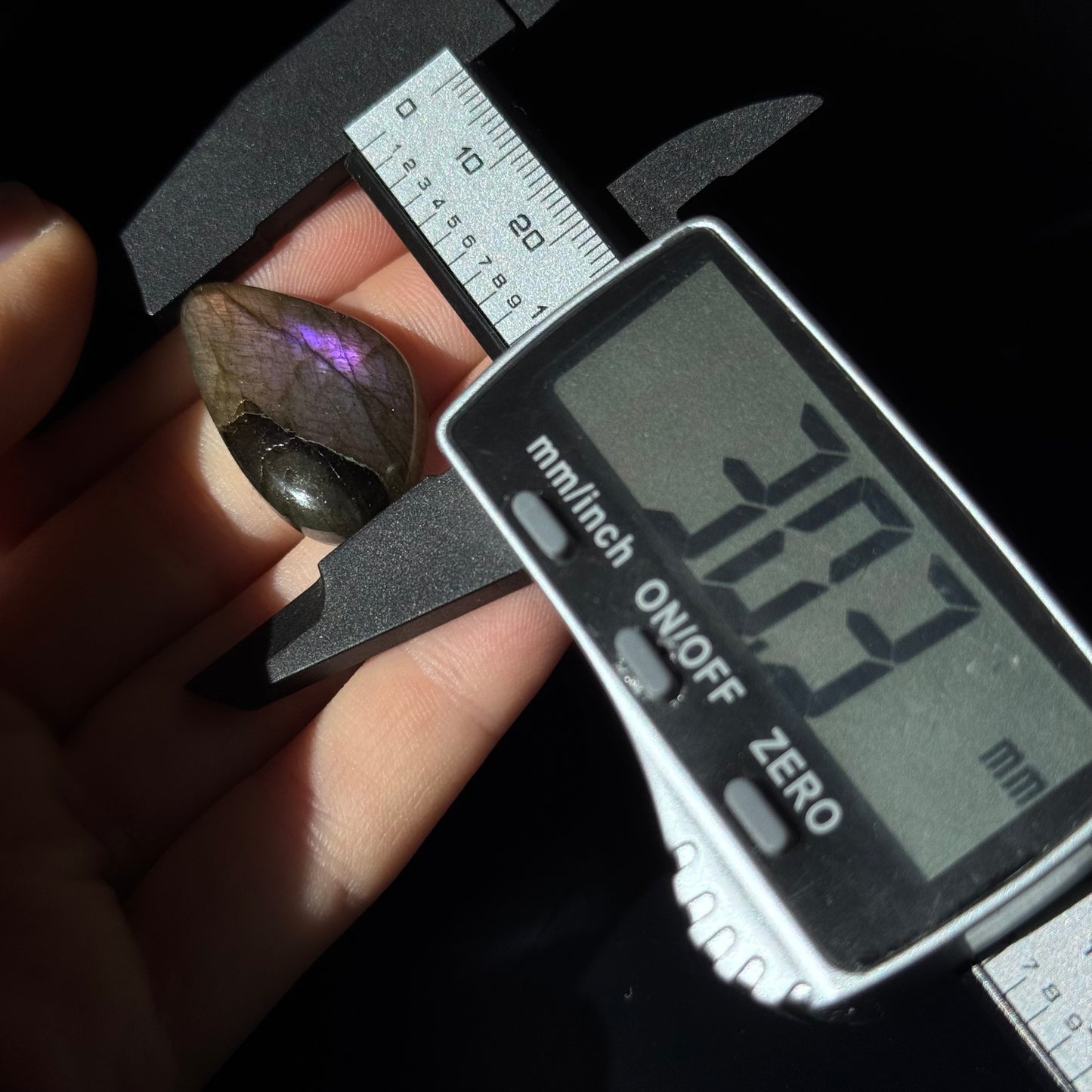 Lila Labradorit Cabochon ~ 14AZ