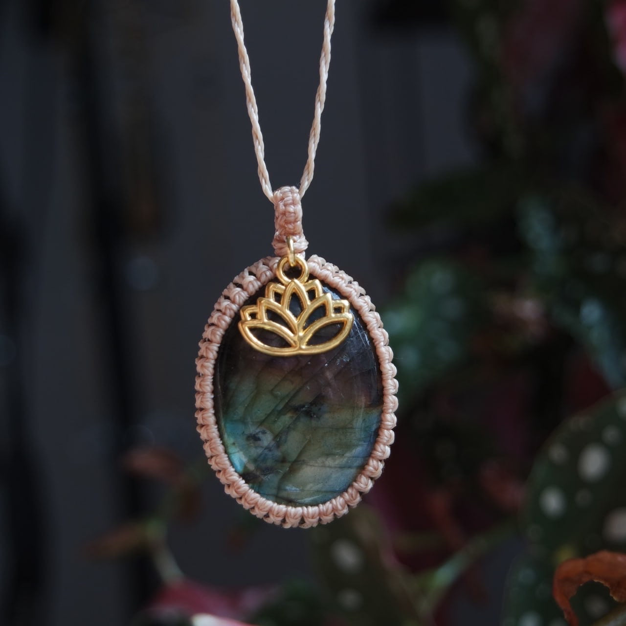 Labradorit Kette mit einem Lotus Anhänger