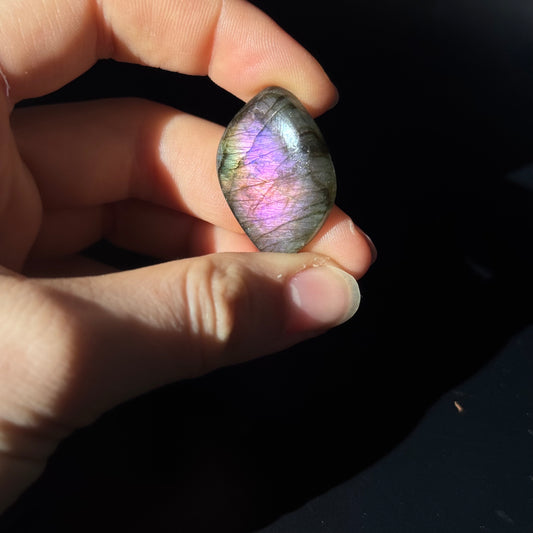 Lila Labradorit Cabochon ~ 14ZS