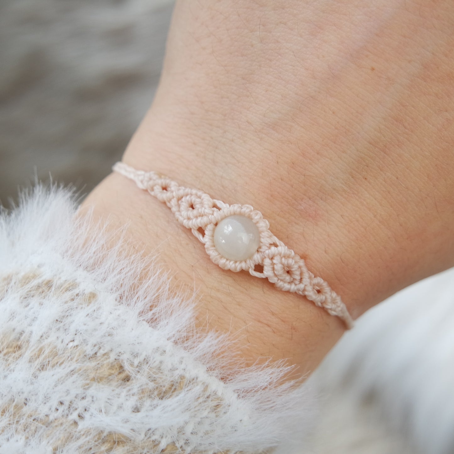 Grauer Mondstein Makramee Armband OhneMETALL