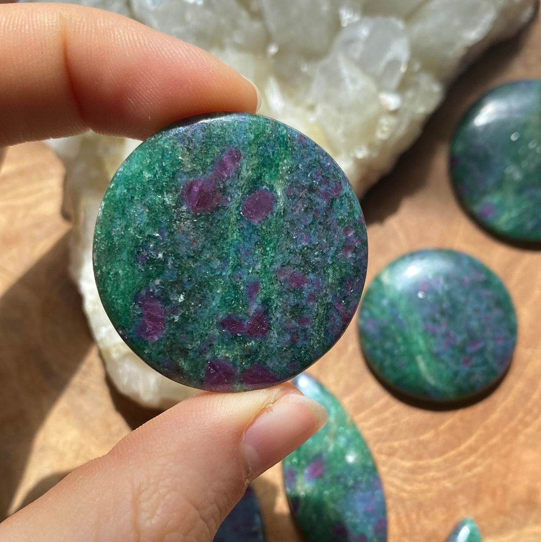 Rubin in fuchsit / Kyanit Cabochon ~ 14AE