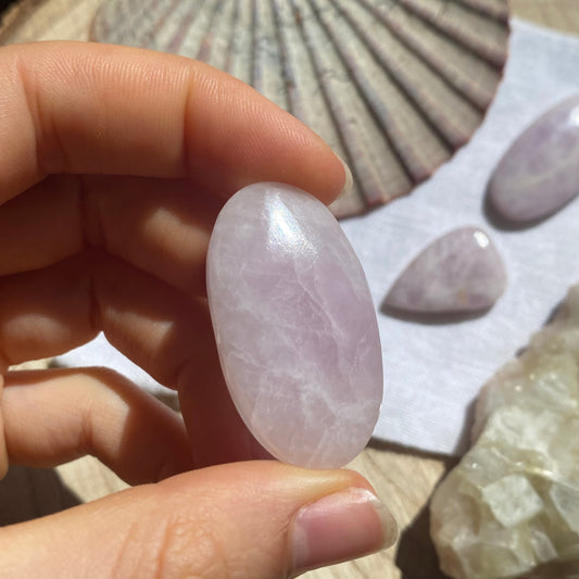 Kunzit Cabochon ~ 17KA