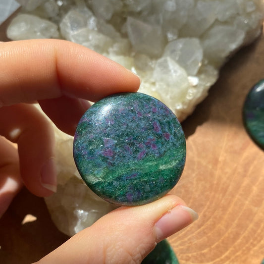 Rubin in fuchsit / Kyanit Cabochon ~ 17AF