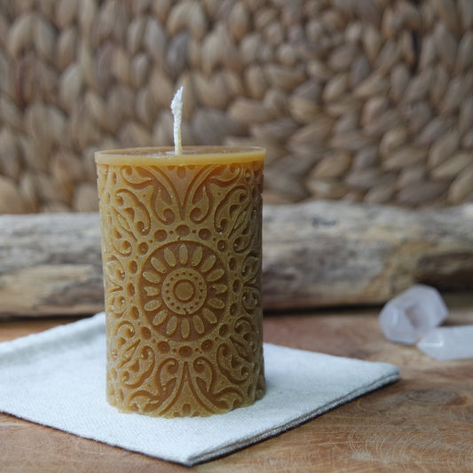 Dunkle Mandala Bienenwachskerze