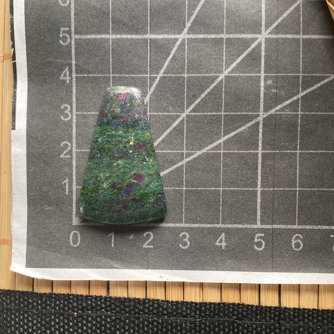 Rubin in fuchsit / Kyanit Cabochon ~ 10AO