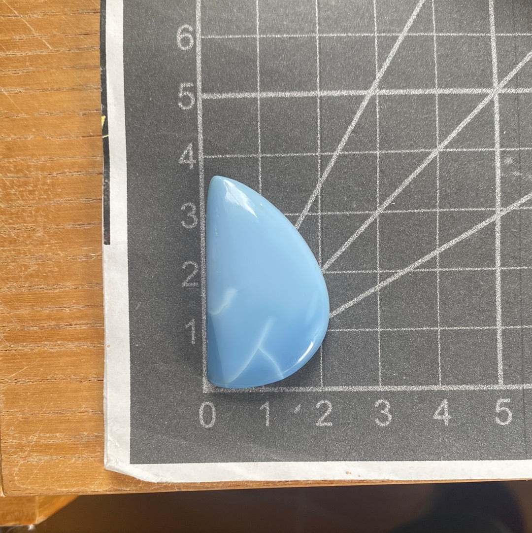 Blauer Opal Cabochon ~ AJ
