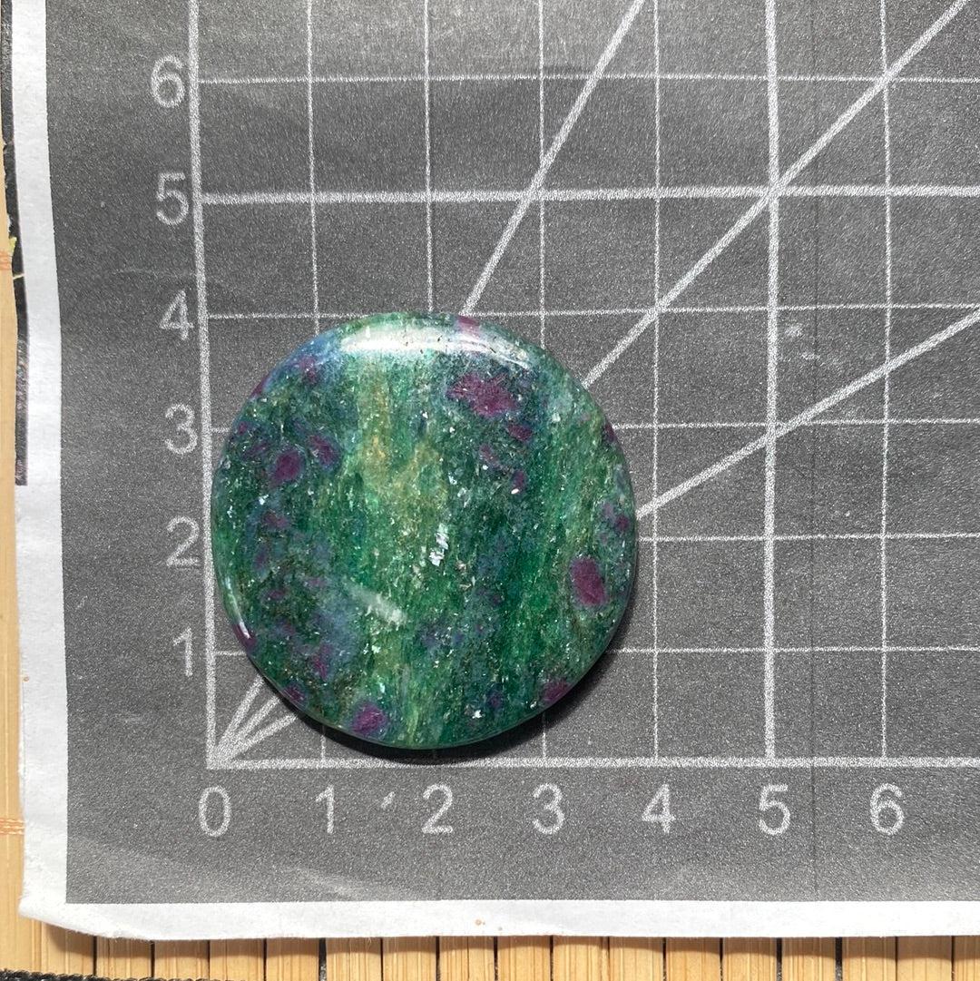 Rubin in fuchsit / Kyanit Cabochon ~ 18AD