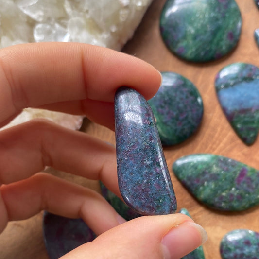 Rubin in fuchsit / Kyanit Cabochon ~ 7AP