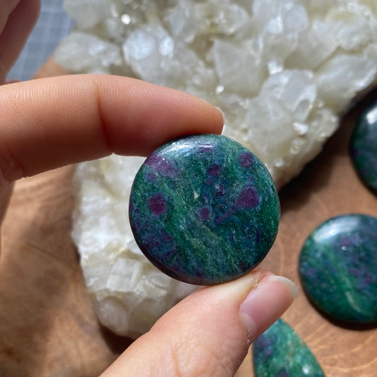 Rubin in fuchsit / Kyanit Cabochon ~ 11AW