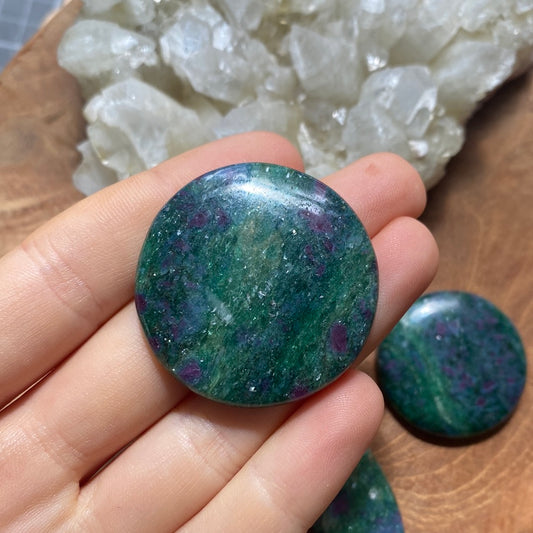 Rubin in fuchsit / Kyanit Cabochon ~ 18AD