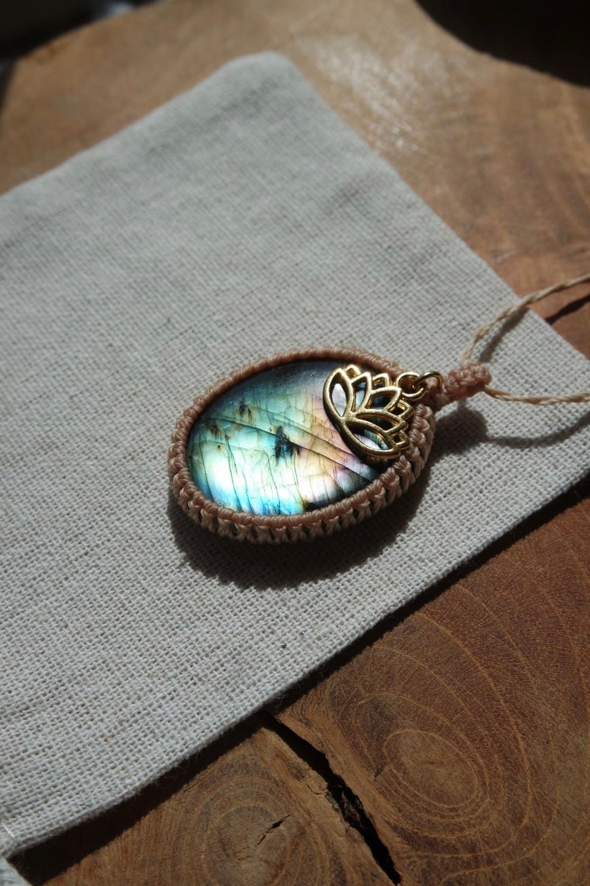 Labradorit Kette mit einem Lotus Anhänger