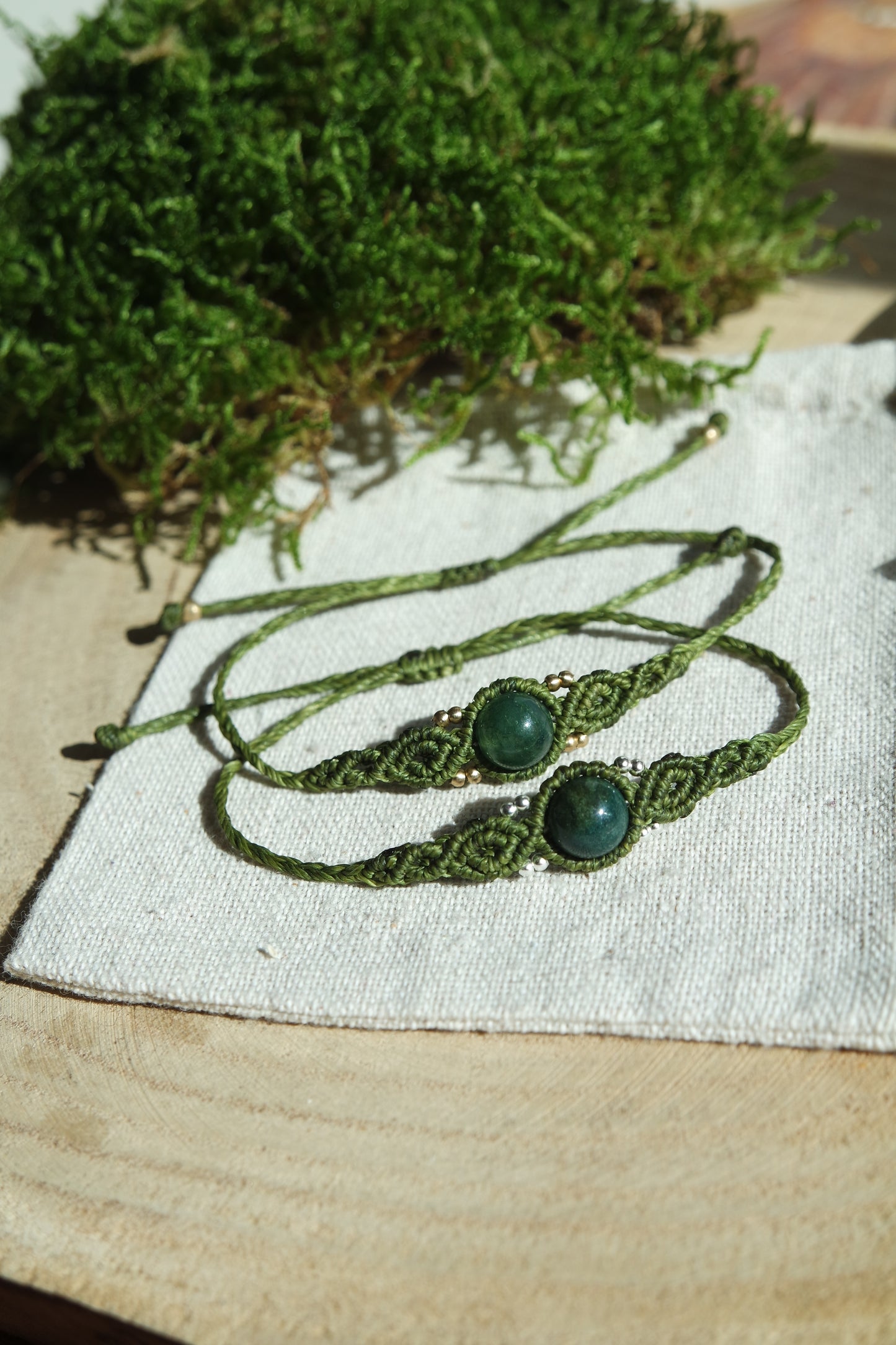 Handgemachtes Makramee Armband mit Moosachat-Perle