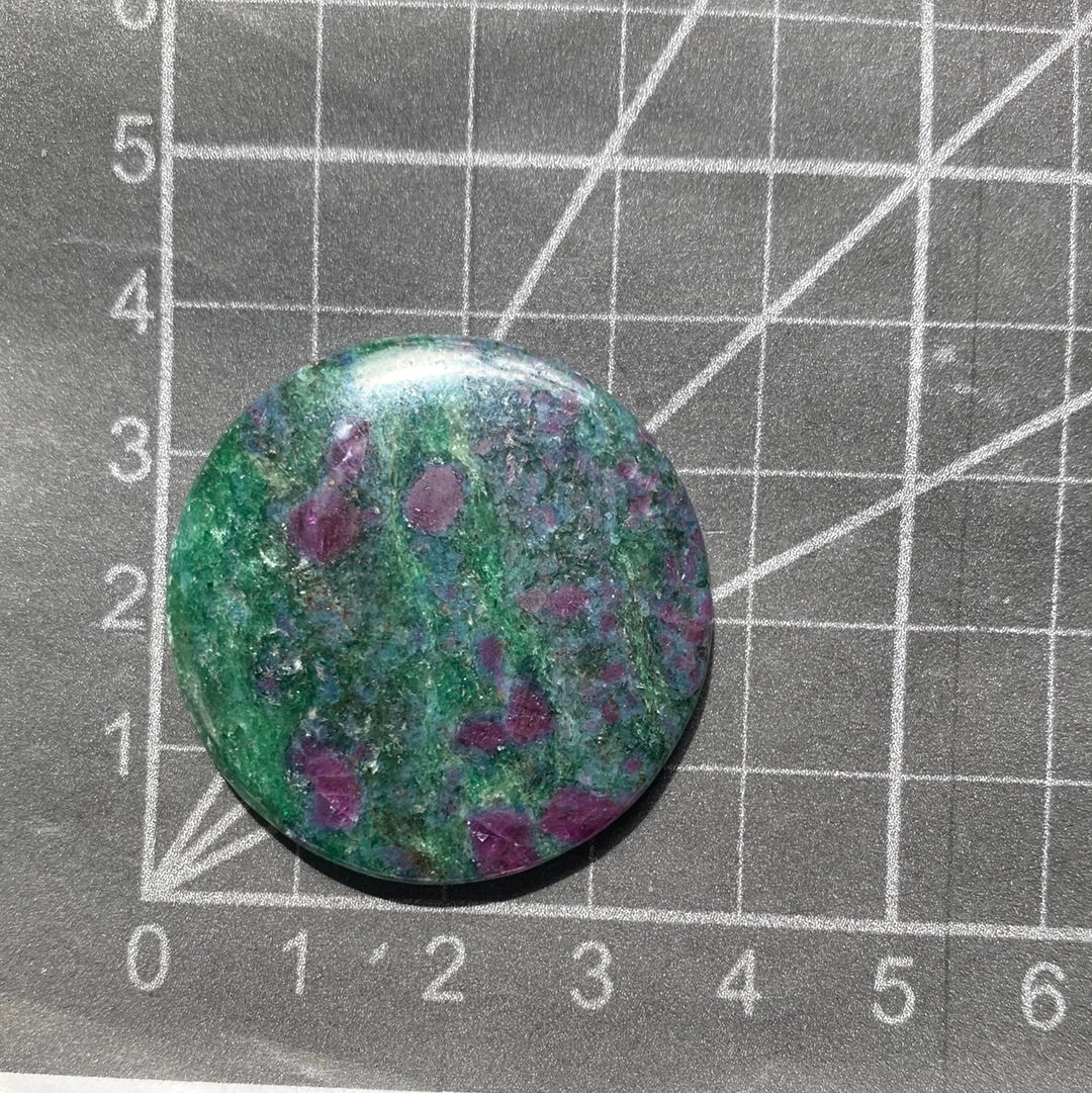 Rubin in fuchsit / Kyanit Cabochon ~ 14AE
