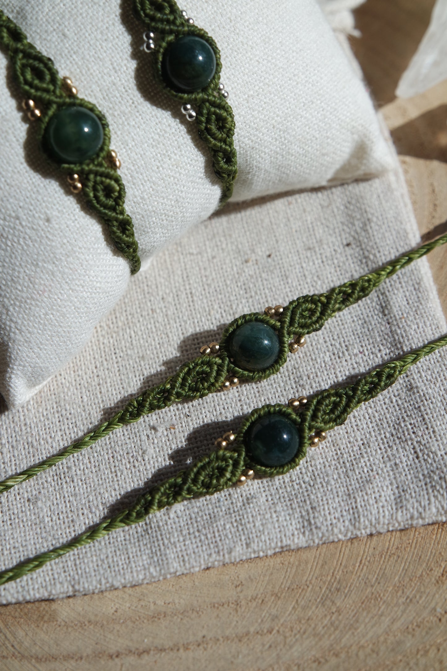 Grünes Makramee Armband mit Messing-Perlen und Moosachat
