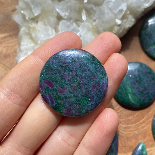 Rubin in fuchsit / Kyanit Cabochon ~ 13ACC