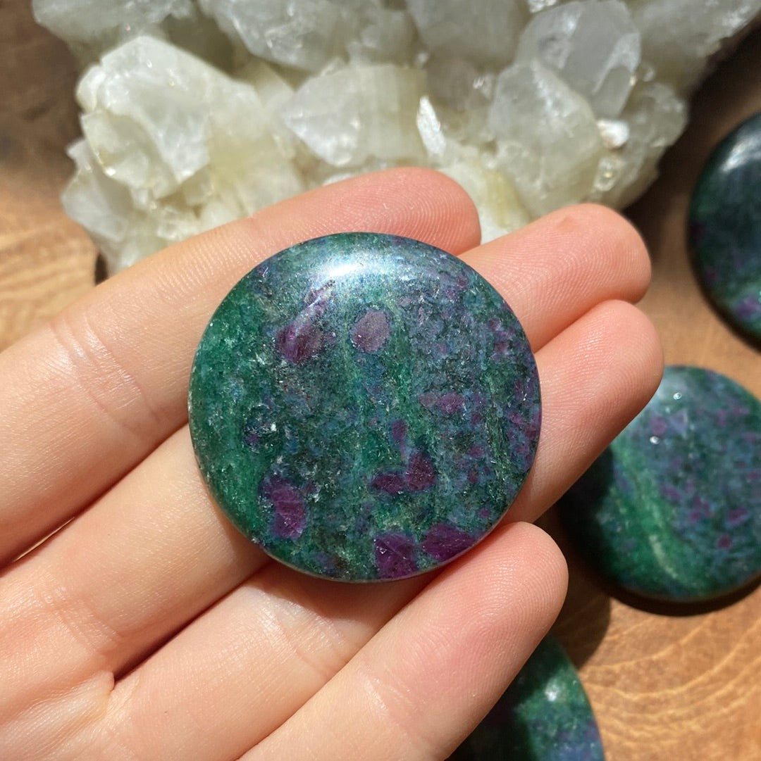 Rubin in fuchsit / Kyanit Cabochon ~ 14AE