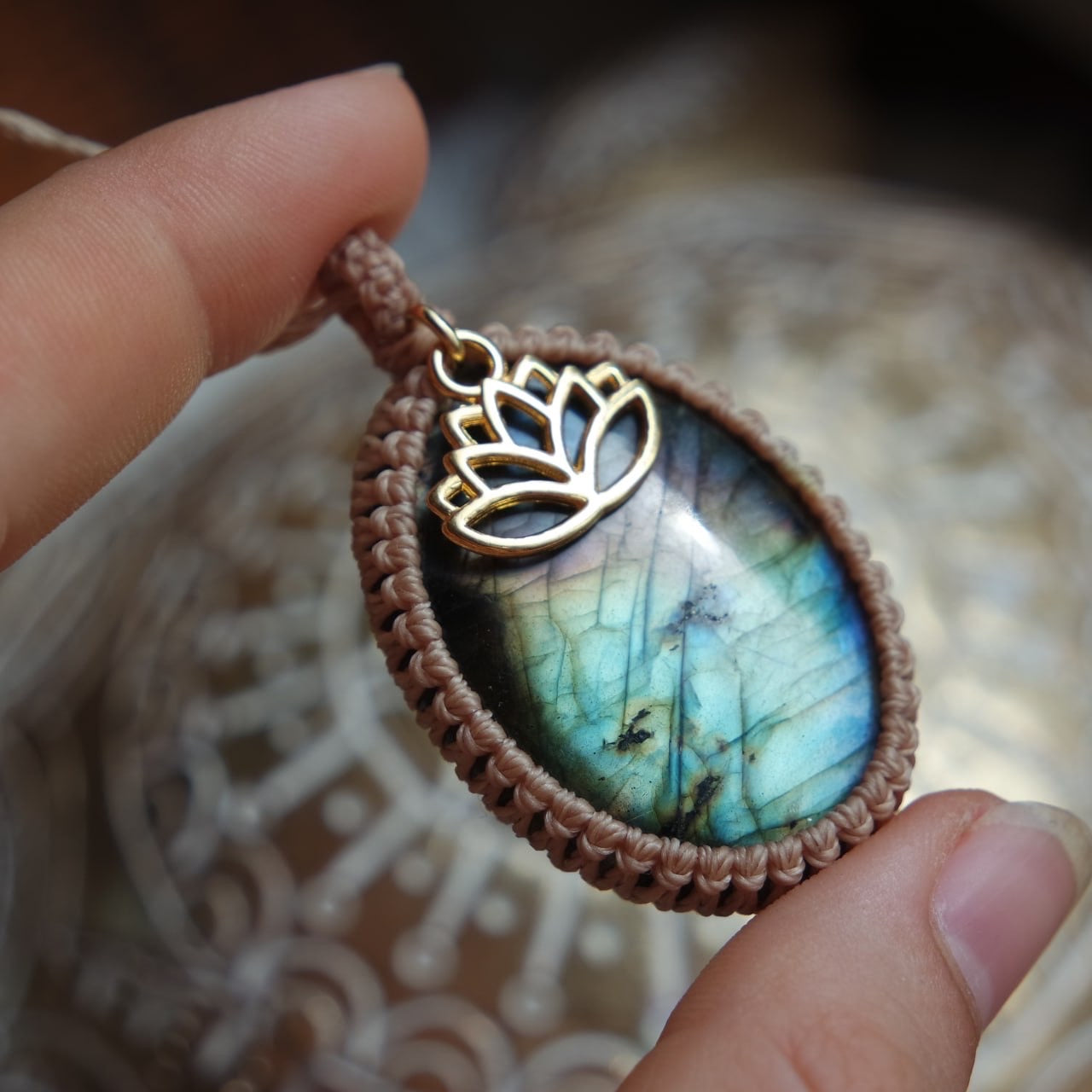 Labradorit Kette mit einem Lotus Anhänger