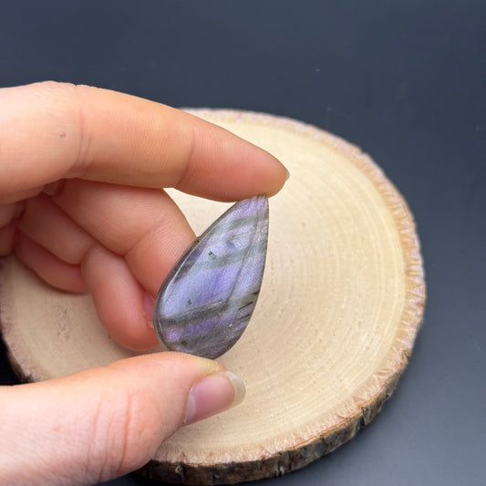 Lila Labradorit Cabochon ~ 14c