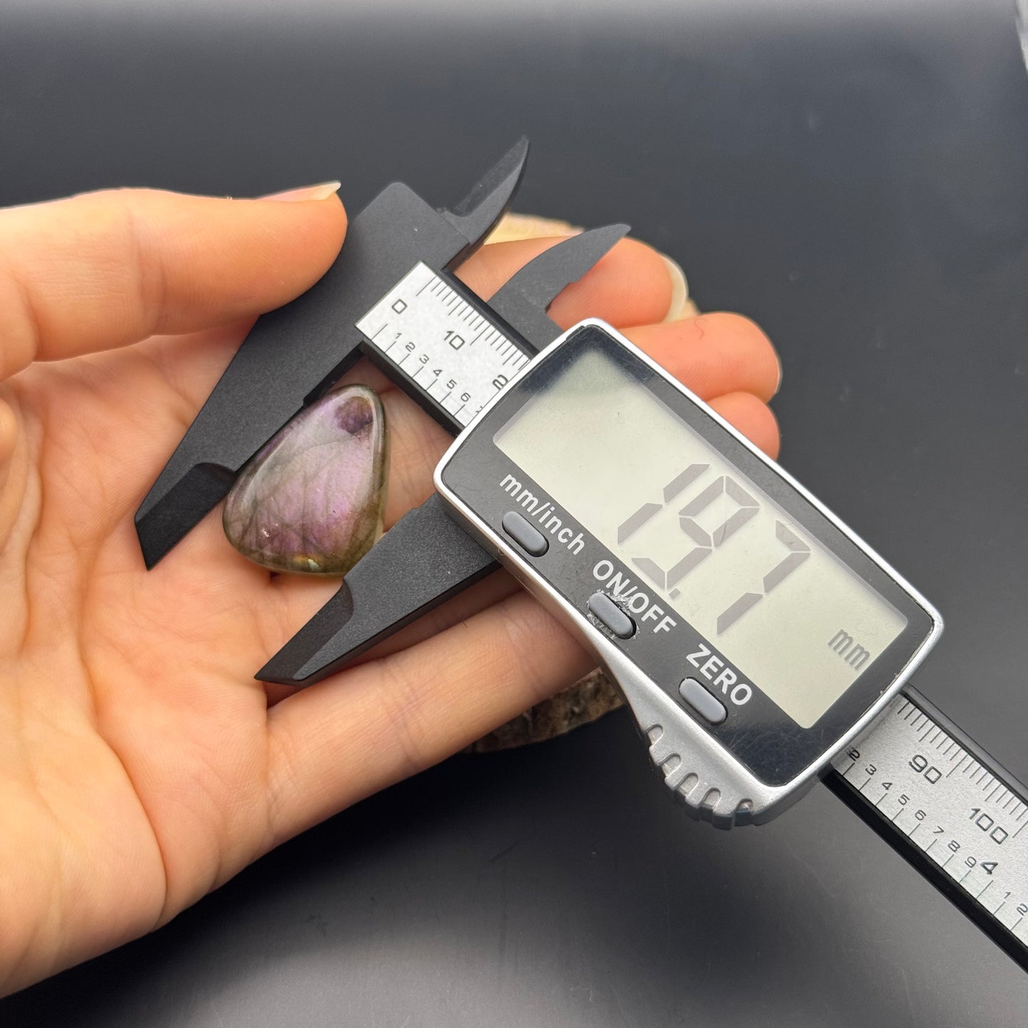 Lila Labradorit Cabochon ~ 14d