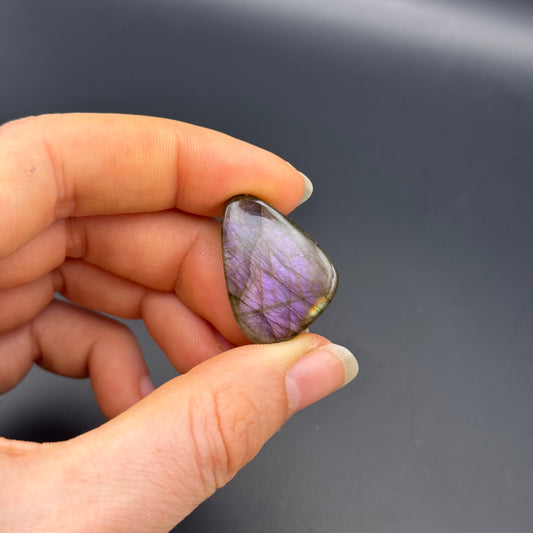 Lila Labradorit Cabochon ~ 14d