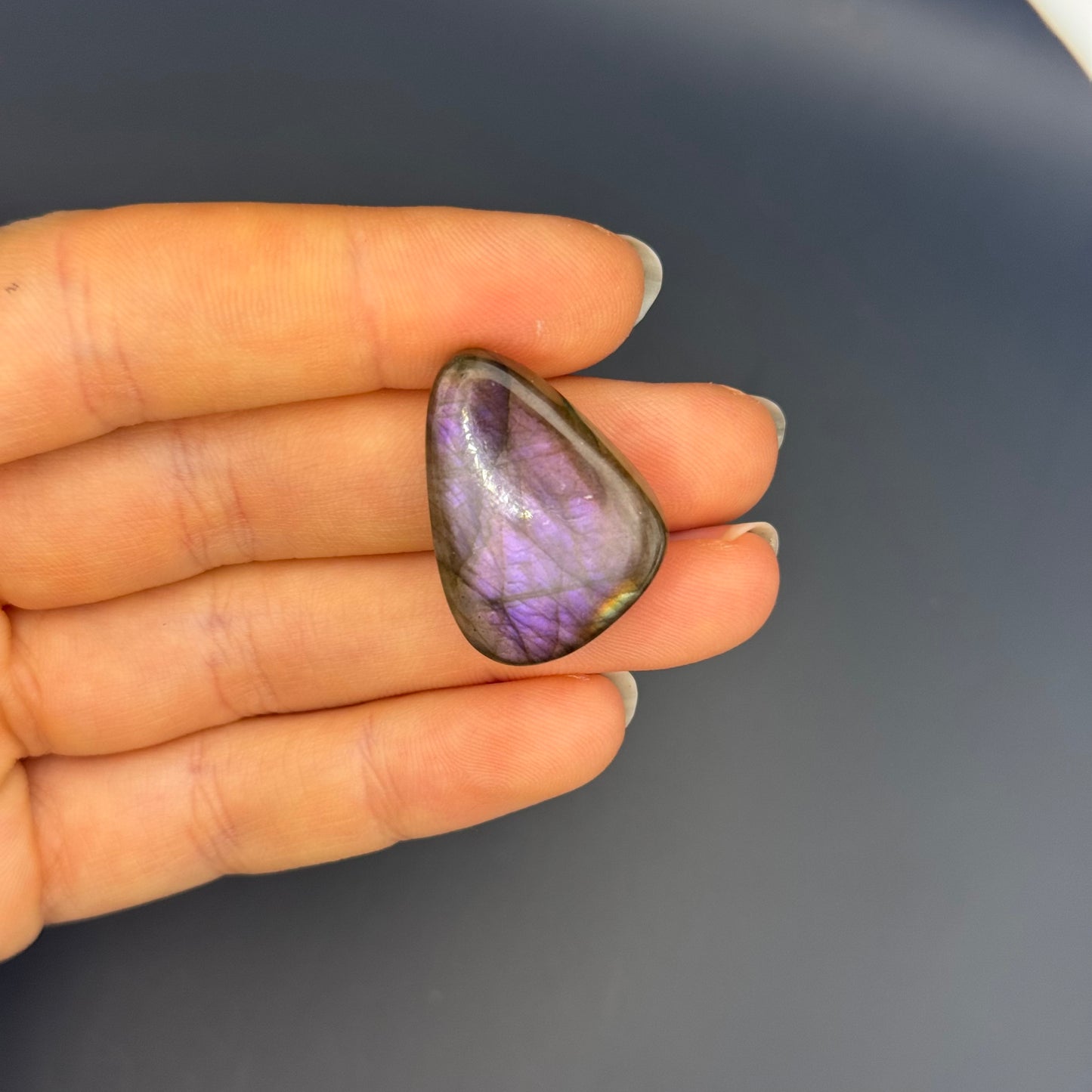 Lila Labradorit Cabochon ~ 14d