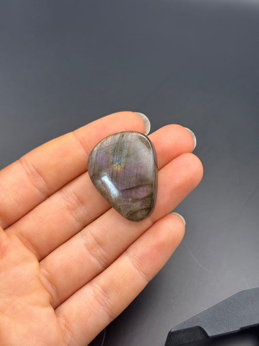 Lila Labradorit Cabochon ~ 18B