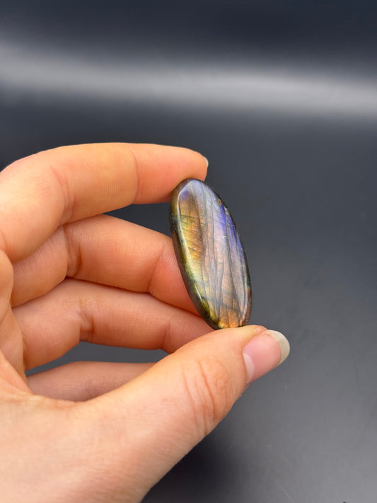 Lila Labradorit Cabochon ~ 18C