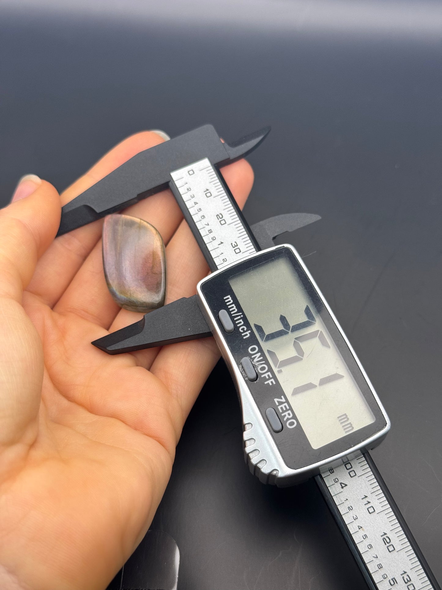 Lila Labradorit Cabochon ~ 18G