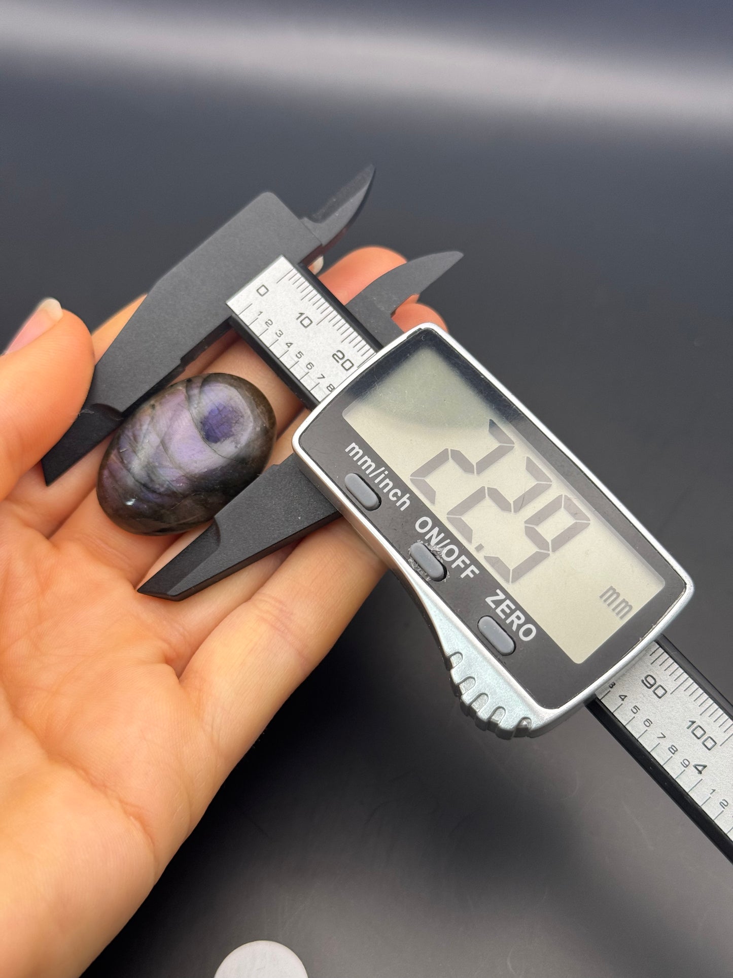 Lila Labradorit Cabochon ~ 18J