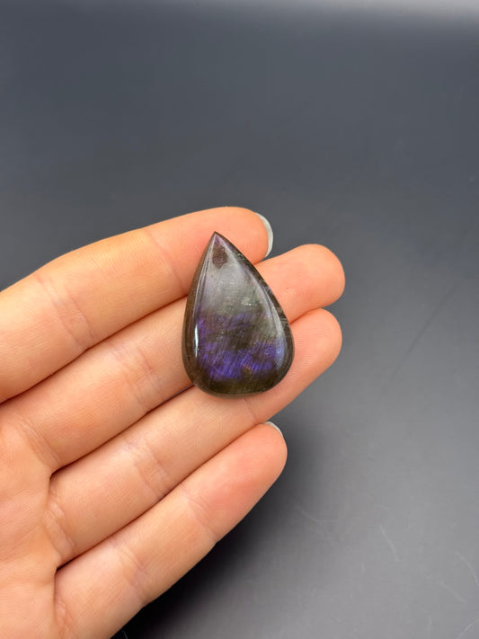 Lila Labradorit Cabochon ~ 18K