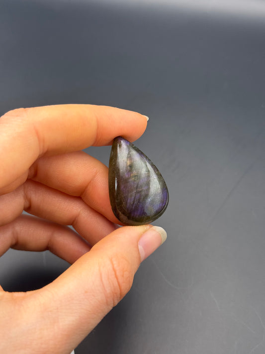 Lila Labradorit Cabochon ~ 18K