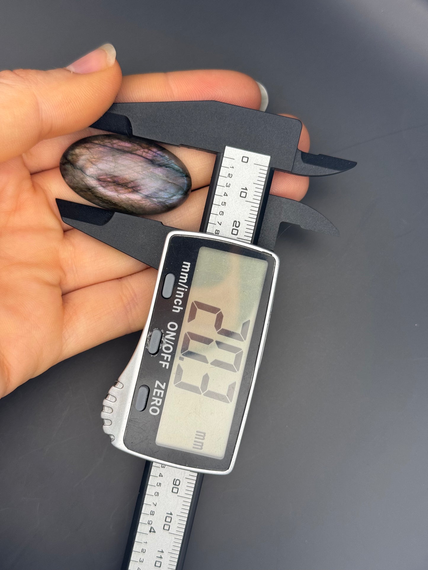 Lila Labradorit Cabochon ~ 18M