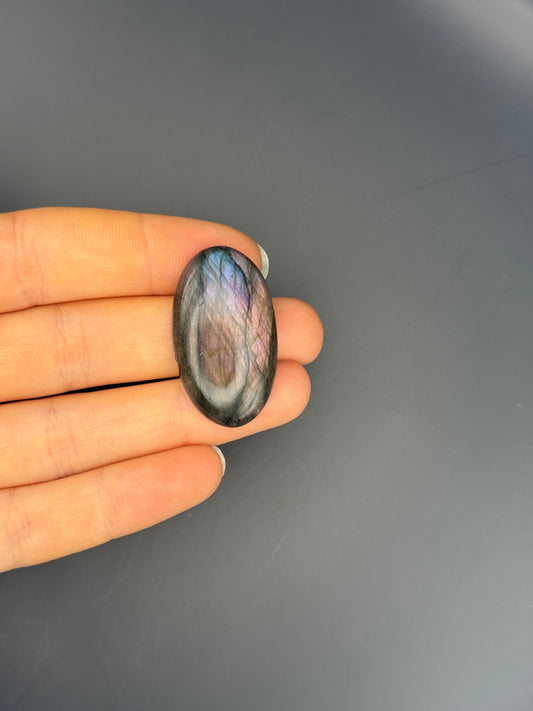 Lila Labradorit Cabochon ~ 18M